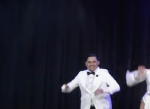 Se vår selger svinge seg på dansegulvet